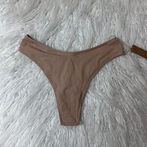 Skims Fits Everybody Dipped Front Thong Clay Size XS